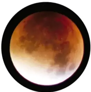 Fotografía circular de una Luna rojiza parcialmente en sombra: eclipse lunar parcial.