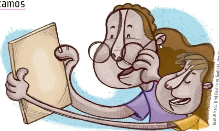 Madre con lentes y su hijo pequeño sonríen mientras observan juntos un libro grande, sobre fondos de color azul y amarillo.