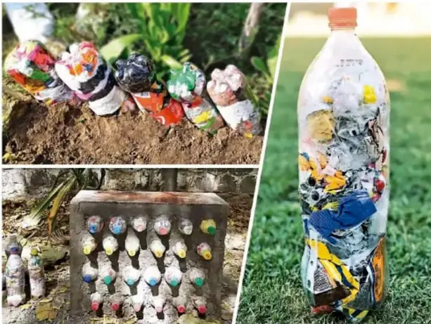 Botellas de plástico rellenas con residuos coloridos colocadas en la tierra, como parte de una actividad de reciclaje.