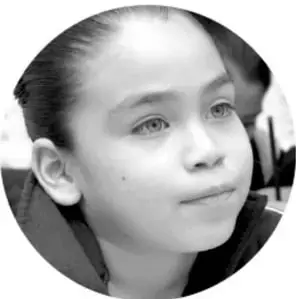 Fotografía circular en blanco y negro de una niña que observa, acompañando la actividad individual.