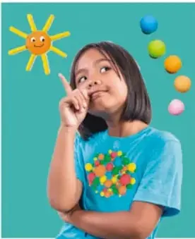 Niña pensativa con playera azul de confeti de colores y un sol de cartulina (Sandra Cárdenas Barragán, IAISID).