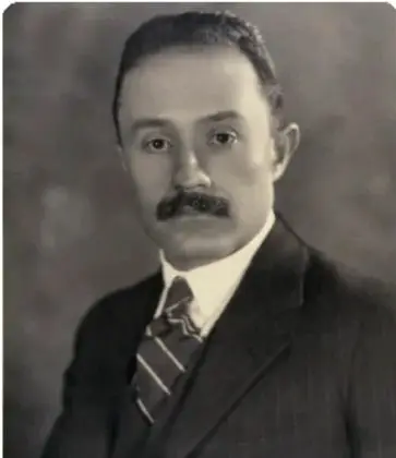 Retrato en blanco y negro de José Vasconcelos, con traje y corbata.