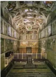 Interior de la Capilla Sixtina con sus frescos en el techo y las paredes