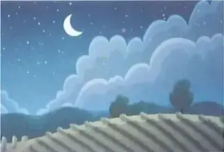 Paisaje rural nocturno con cultivos, árboles, nubes y una Luna creciente.