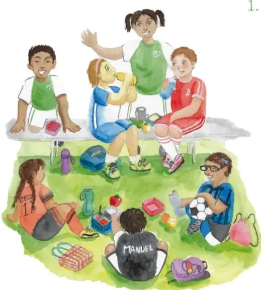 Ilustracion de ninos de primaria en el patio: unos sentados en una banca tomando agua y comiendo, otros en el pasto con una pelota de futbol, mochilas y loncheras; una nina con camiseta verde saluda. Ilustracion de Sandra Angelica Martinez Cruz, Baja California.