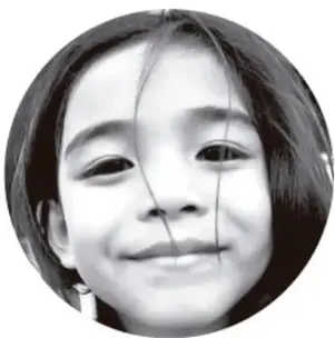 Retrato circular en blanco y negro de una niña sonriente.