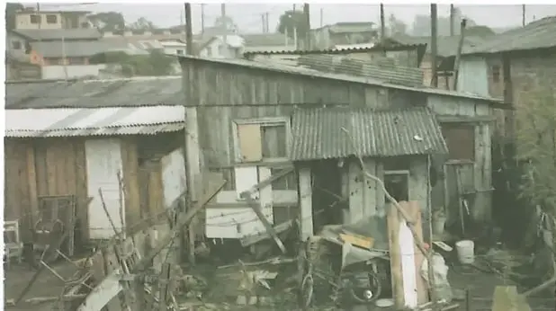 Fotografía de viviendas precarias en una zona urbana, utilizada para representar la pobreza.