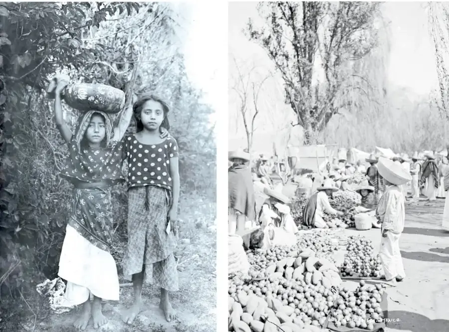 Fotografía antigua de dos niñas descalzas junto a un muro cubierto de plantas; una carga una olla de barro sobre la cabeza y la otra usa una blusa de lunares y falda bordada.