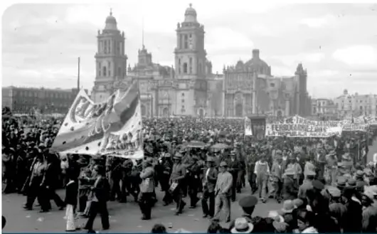 Multitud en el Zócalo capitalino durante un mitin ferrocarrilero en 1959.