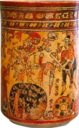 Vasija cerámica maya policromada (cilíndrica) con escenas de personajes y glifos, tipo vaso ritual del periodo clásico maya.