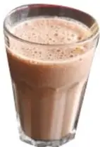 Vaso con bebida de chocolate, ejemplo de solubilidad del chocolate en polvo en la leche.