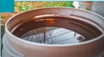 Toma aérea de un pozo o depósito de agua con paredes de concreto.