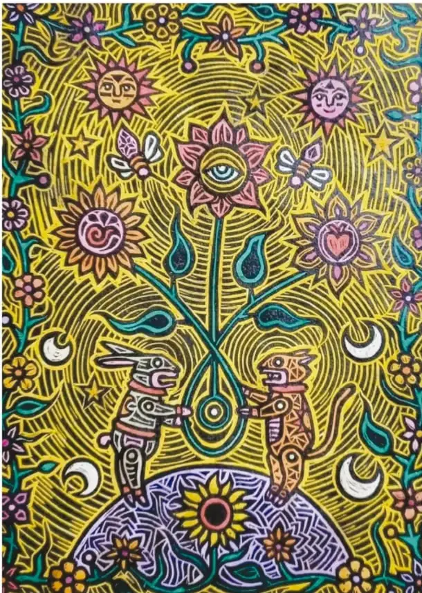 Obra Nakasmati: grabado vertical sobre papel amate al acrílico. Fondo amarillo con líneas onduladas. En el centro, una planta con flor y ojo; alrededor, soles con rostro, lunas, estrellas, mariposas y flores. Abajo, un conejo y un felino antropomorfos sostienen el tallo sobre un montículo con una flor.