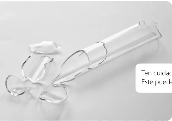 Tubo de vidrio roto junto a un tubo de ensayo de vidrio intacto.