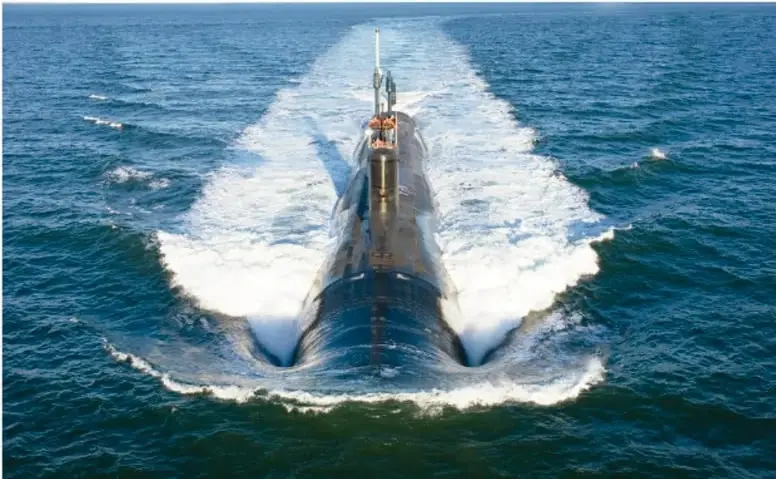 Submarino navegando en la superficie del mar, mostrando la estela que deja.