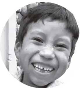 Fotografía en círculo de un niño sonriendo, ilustrando la actividad lúdica.