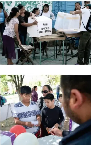 Joven con megáfono participando en una manifestación pública.