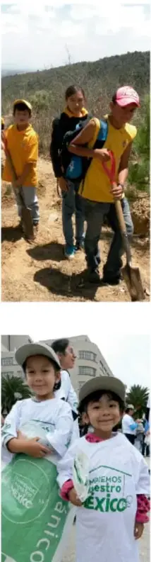 Tres estudiantes con playeras amarillas y azules participan en una actividad al aire libre, uno sostiene una pala.
