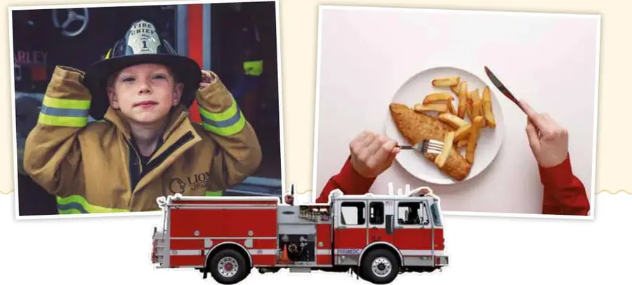 Niño disfrazado de bombero con casco y chaqueta amarilla reflectante.