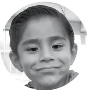 Fotografía en blanco y negro, en óvalo, de un niño sonriendo.