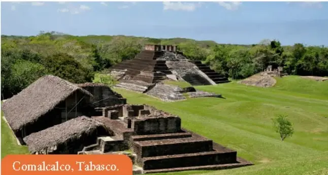 Fotografía de ruinas mayas en Comalcalco, Tabasco, con una pirámide escalonada y una estructura con techo de palma.
