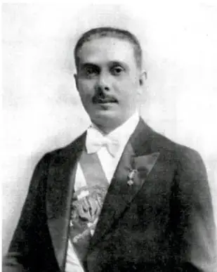 Retrato en blanco y negro de Rafael Leónidas Trujillo, dictador de República Dominicana, con traje formal y banda presidencial.