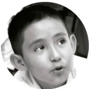 Fotografía de un niño con expresión de asombro o sorpresa.