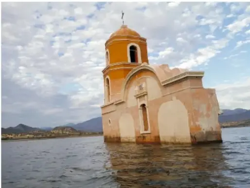 Ilustración decorativa en tonos celestes de una cúpula de iglesia con cruz sobresaliendo del agua.