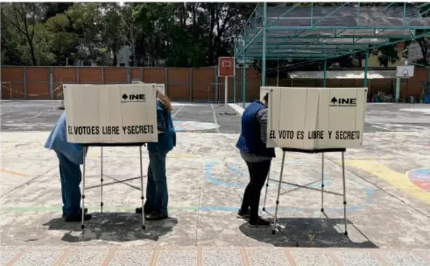 Fotografía de dos personas depositando su voto en urnas electorales del INE, con la leyenda 'El voto es libre y secreto'.