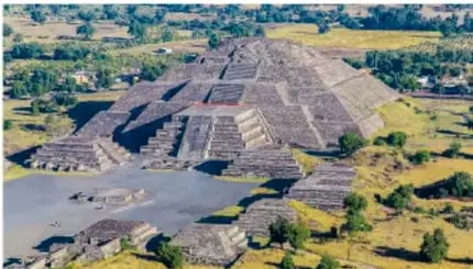 Foto aérea de la pirámide y centro ceremonial de Teotihuacan en México.