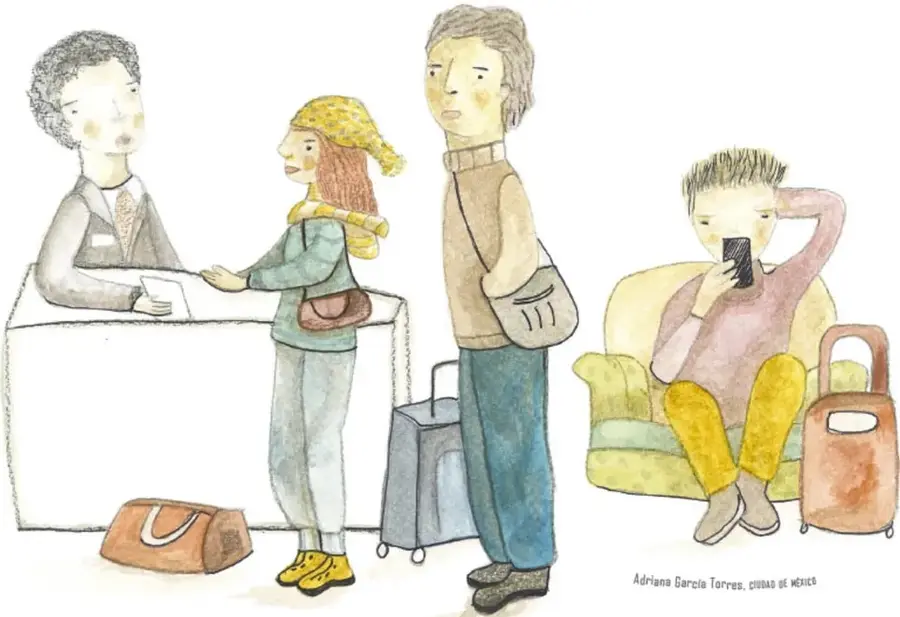 Ilustración de acuarela: una turista con gorro amarillo habla con el recepcionista del hotel; detrás esperan un turista con maleta gris y otro sentado en un sillón mirando el celular, junto a una maleta café. Crédito: Adriana García Torres, Ciudad de México.