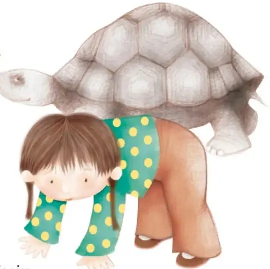 Una niña de trenzas, con suéter verde de lunares amarillos y pantalón café, camina a cuatro patas con una tortuga enorme dibujada sobre su espalda, como si la cargara; las dos parecen despistadas.