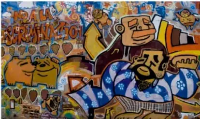 Mural colorido estilo rumbero con personajes y corazones, y la leyenda 'No a la discriminación'; representa la expresión artística contra la exclusión.