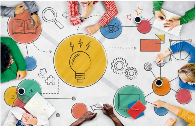 Equipo de personas trabajando alrededor de una gran idea creativa representada con un foco, engranajes, libros, ojo y otros símbolos de pensamiento creativo.