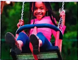 Niña en columpio