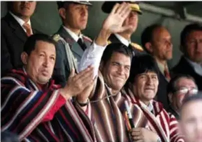 Foto de la posesión simbólica de Rafael Correa en Zumbahua junto a Hugo Chávez y Evo Morales