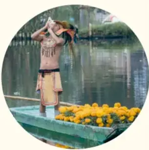 Fotografía circular de puestos de comida tradicional mexicana con ollas y platillos coloridos.