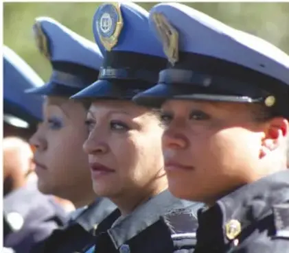 Grupo de servidores públicos con uniforme y gorra, representando la función pública.