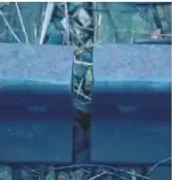 Fotografía de dos extremos de riel de ferrocarril separados por un espacio. La separación permite que el hierro se dilate sin deformarse.