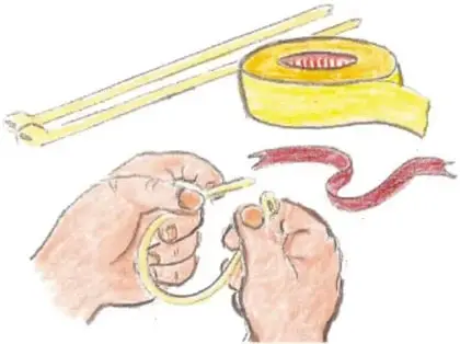 Manos manipulando cinchos de nailon, cinta adhesiva, listones y tubos para unir materiales.
