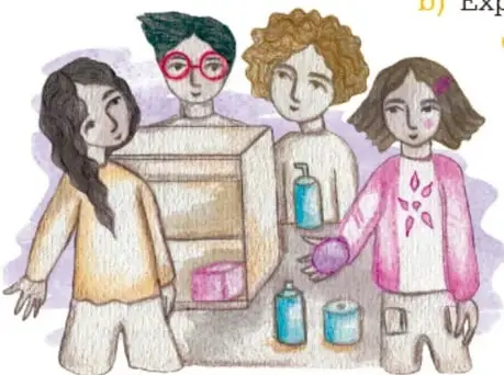 Grupo de estudiantes mostrando su botiquín a otros compañeros.