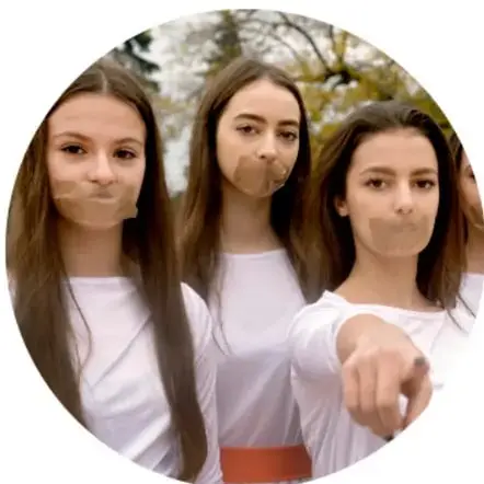Fotografía circular de tres estudiantes con cinta adhesiva sobre la boca, señalando hacia adelante, como metáfora de sensibilización sobre el derecho a la libre expresión.