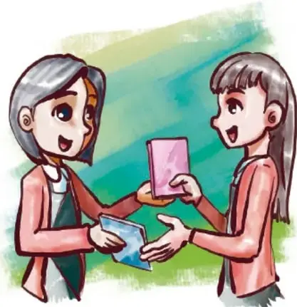 Dos niñas intercambian libretas sonriendo, una de ellas sostiene una libreta rosa.