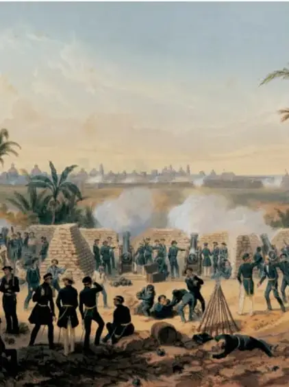 Pintura histórica que muestra a soldados y civiles en un campo abierto, con palmeras y edificios al fondo, representando un episodio de conflicto o intervención en México.