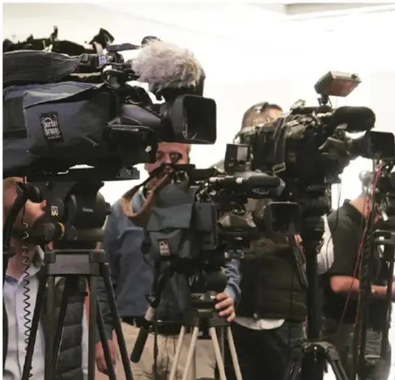 Fotografía de un grupo de camarógrafos con cámaras de televisión profesionales sobre trípodes, ilustrando los medios de comunicación.