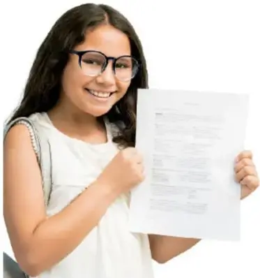 Niña con lentes sosteniendo una hoja con el plan del proyecto.