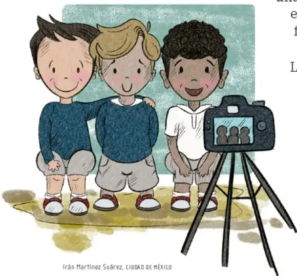 Ilustración de tres niños sonrientes posando juntos frente a una cámara fotográfica sobre trípode: uno con sudadera azul, otro con suéter azul que abraza a sus amigos, y uno de piel morena con playera blanca que sonríe ampliamente.