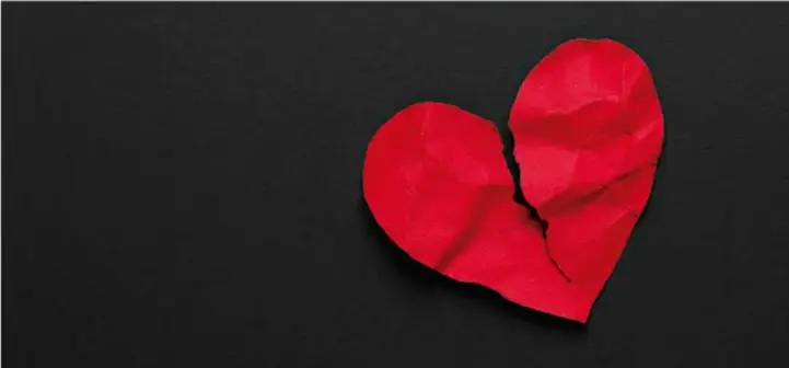 Fotografía de un corazón de papel rojo partido en dos, sobre fondo negro, que sugiere la idea de amor o desamor asociada a los ejemplos poéticos.