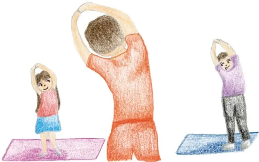 Ilustración de tres personas (niña, adulto y niño) realizando estiramientos con los brazos sobre tapetes de colores rosa, rojo y azul.