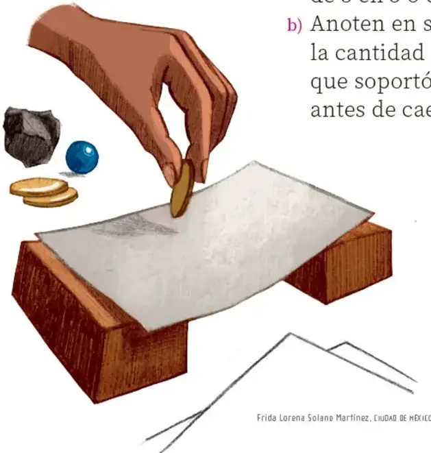 Ilustración de una mano que coloca una moneda sobre un puente de papel apoyado en dos bloques de madera; al lado hay una piedra, una canica y dos fichas. Crédito: Frida Lorena Solano Martínez, Ciudad de México.